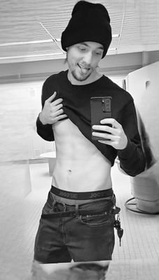 NSFW / 29 year old man / bi-switch / mostly just goofing around 😜 / Should go without saying, but 21+ only. MDNI.