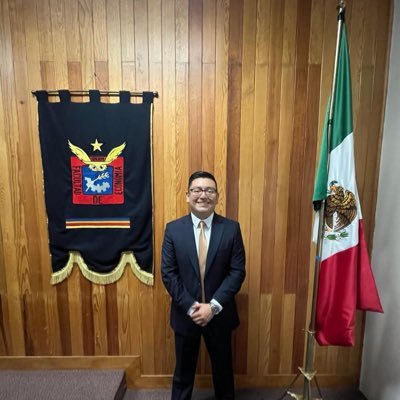 Mexicano, economista hecho en CU, aficionado al fútbol, zurdo y de izquierda