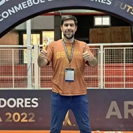 Periodista y entrenador de futsal 
@elshowdelfs @fvduy
🏀 Atenas 
🎭 Contrafarsa
🤘 Ricota