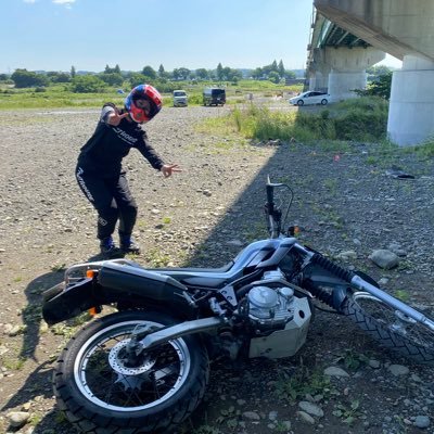 セローさんに乗ってバイク屋さんで働く犬