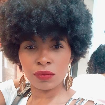 Esteticista apaixonada por Moda aventurando neste mundo louco.