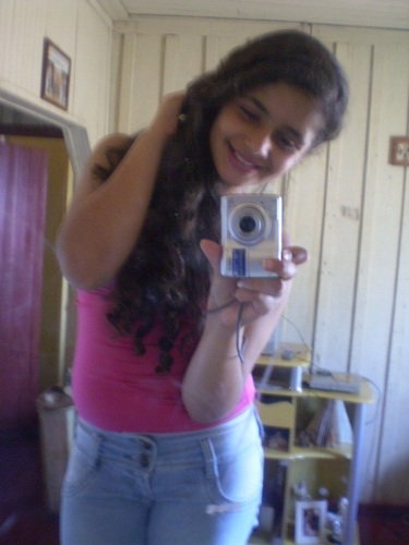 Menina que se magoa mais que também sabe magoar que sorri chora curti e q apesar dos problemas é feliz! *-*