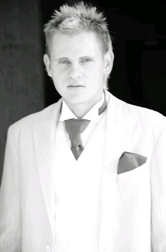 Ek is maar 'rustige mens. Heet onlangs verloof geraak aan die mooiste vrou onder die son!  visvang en boks is my lewe!!