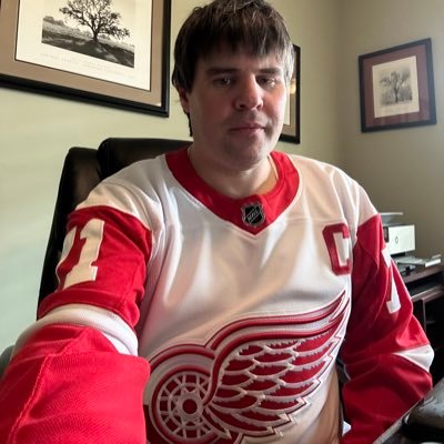 Paralegal, graduated from Oakland University, fan of Detroit sports, and golf. Hockey is my favorite sport #LGRW. Speaks English and German.   No  DMs.