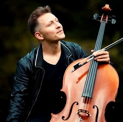 Born and raised in Switzerland 🇨🇭
Professional Cellist 🎻