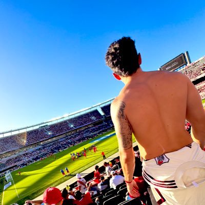 Hincha y socio del Club Atlético River Plate.