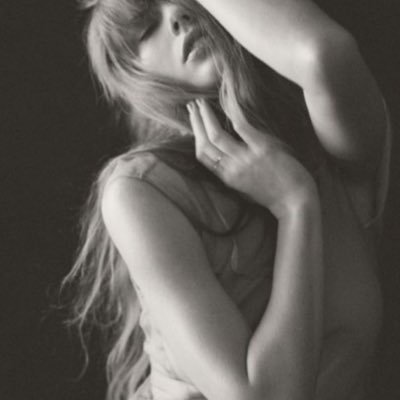 daggertosharpen's profile picture. she/her - swiftie since ‘12 - i follow back :) sixteen🩶 🖤old habits die screaming 🤍🩶 local sirius black kin 🩶 n.2 intern