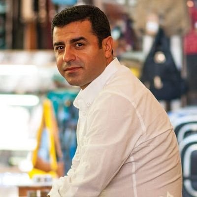 BitlisLi
İstanbul'da yaşıyor
AMEDSPOR 💚❤️ Aşığı
Selahattin Demirtaş ✌️
HDPLi