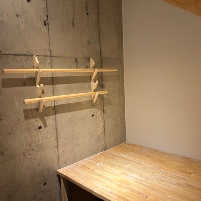 手打ちのらーめん屋です。店内カウンター6席のみ。営業時間11:00〜15:00 定休日 水曜日 有楽町線新富町駅5番出口徒歩2分 日比谷線築地駅徒歩5分 1日60食程度の提供になります 。完全キャッシュレスの券売機になります。