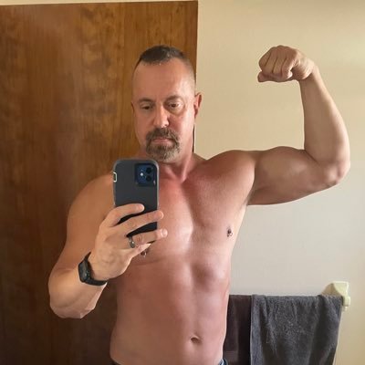 Wanna be bodybuilder....Sexually Versatile but more of a top. Leatherman, geek. Always looking for collabs. Interested in becoming your findom!
