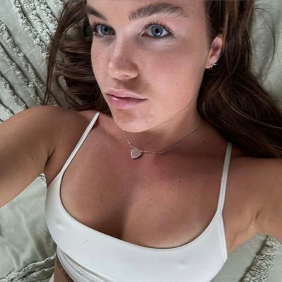 18 year old Aussie girl 😇 CUM CHAT 😈 OF link below ! 💦 IG: charleyanndom