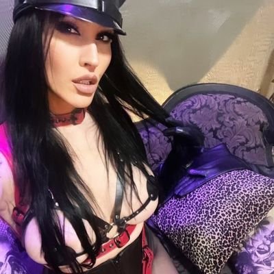 I'm domme goddess scarlet emery, how are you doing today? Felt like I need a fresh minded sub. Hope to hear from you soon. Wish you all the good things of life