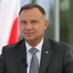 Supuesto Presidente Supremo de Polonia y Próximo Líder Galáctico de la OTAN. presiono teclas y ocurren cosas cósmicas, Cuenta oficialmente Parodia.