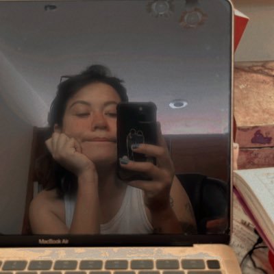 acevees's profile picture. Psicóloga, me gusta leer existencialismo sin deprimirme