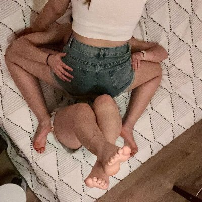 fun lesbian couple who love to show off their 👣! 💕🏳️‍🌈 follow us on our OF page for sassy content ⬇️✨