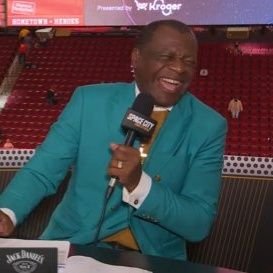 Calvin murphy, ex jogador dos rockets e comentarista ta AT&T e dono dos melhores ternos em cada jogos do #rockets (conta de fã)