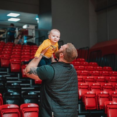 lee_hodges13's profile picture. A massive goof, most definitely in love with basketball.