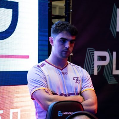 Odio el LoL , pero odio el LoL. Tengo una foto con Flakked demostrando que mide 1,20. Mano izquierda de @Yocksww6 y fan nº1 de @Daanilol_