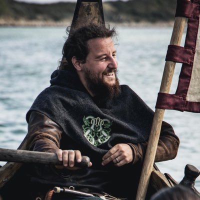 Passionné d’histoire et président d’une association de reconstitution vikings.  Lorsque je ne suis pas plongé dans le passé, mon cœur est bleu.