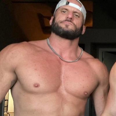 Muscular #versatile 😈| Want to make some 💰& show off..already got my swole-dier in crime 👬 | IG: DCguy91 | 6’2 205 lbs https://t.co/PO2BBYim78