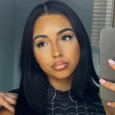 licensed esthetician and twitch streamer 💌 use code “noemi” on @brparadox 💌cinddyrella@gmail.com