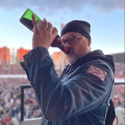 Ekihuuskonen's profile picture. Harrastelijamuusikko, kitaristi Avaruusmehukomppaniassa sekä Nakkijino 55-orkesterissa, rakennusautomaaggikko.