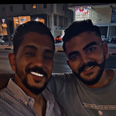 الصَّمْتُ يُكْسيكَ ثَوْبَ الْوَقارِ و يَكْفيكَ مَؤُنَة الْإِعْتِذارِ