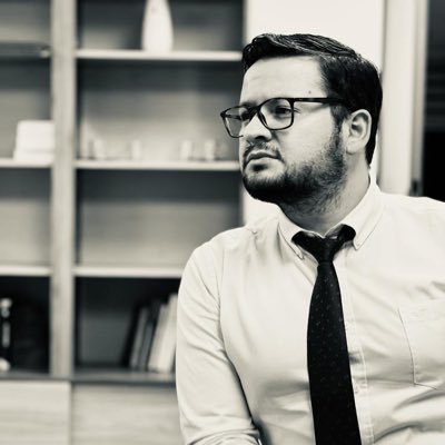 Abogado, Padre de Gabriel Eduardo, Futbolero, Blanco y Negro son los colores.