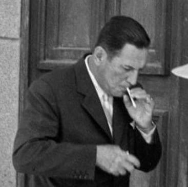 Perón fumando un pucho