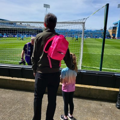 Husband. Dad. Gills 💙 I write about football on 