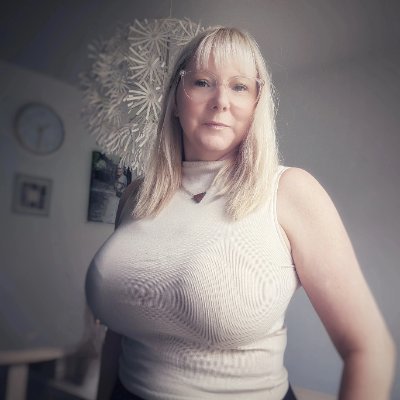Writer. Bookbinder. Cat lover. @pseudopod_org Ep559 @cosmichorrormonthly She/Her #leamingtonwriters