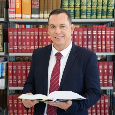 Procurador do Estado de Minas Gerais e Advogado. Mestre em Direito pela PUC/ MG. Pós- graduado pela PUC/ MG e Faculdades Milton Campos.
