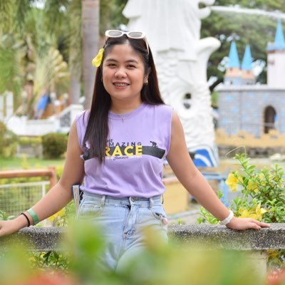 AnneBuenviaje's profile picture. I got one foot in the golden life, one foot in the gutter