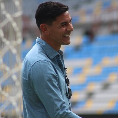 Futbolista Profesional-Entrenador de Fútbol. Argentino y Rivadaviense. Instagram @oscarustari .Fan Page Oscar Ustari Embajador de @JACMotorsMX