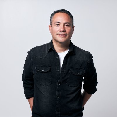 Fundador y Vocalista de Vuelta En U desde 1993. Fundador y director del Instituto Duc In Altum- Formación para la misión. Bendiciones. Romanos 12,1-2