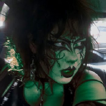 🦇 trad goth/deathrock com um pé atolado no punk 🦨 oléo não se mistura com água nem nós com alternativo de tiktok 🦟 priv @tecnobituca 🕷️qualquer pronome 🕸