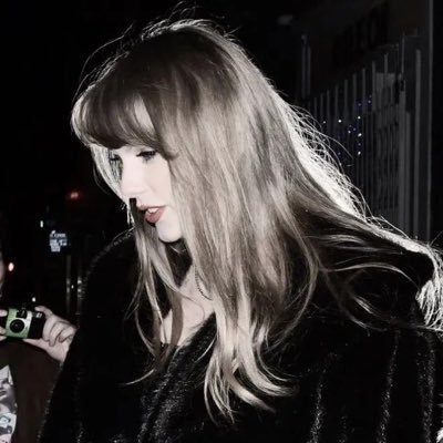 31- Canada, not a lot going on at the moment ✨ Detroit 06/10 ✨ #seniorswiftie 🍷 ❤︎︎ 𝒻ℴ𝓁𝓀𝓁ℴ𝓇ℯ 𝓆𝓊ℯℯ𝓃 ♡︎