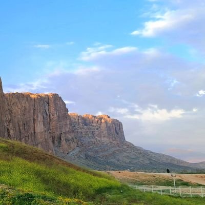 ابرویش، خم به کمان مانَد و قد، راست به تیر / 
کس ندیدم که چنین تیر و کمانی دارد!