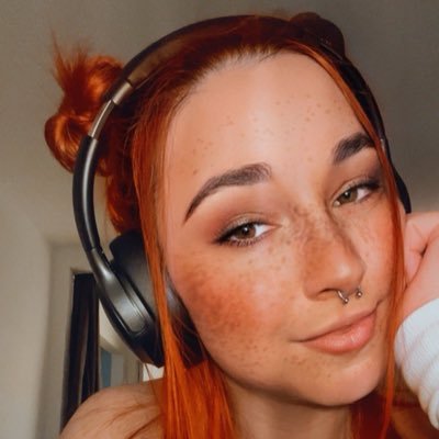 • I play video games & stream on Twitch ! ⭐️.