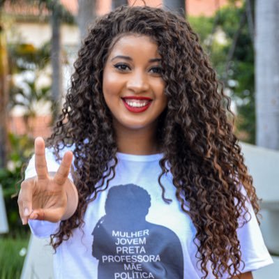 Professora em Tecnologia, jovem, ativista social , mãe e mulher preta fazendo política! ✊🏾