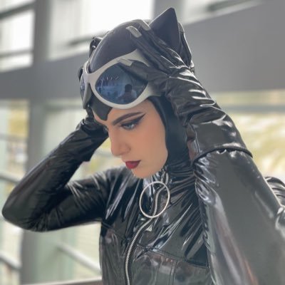 actor, comics enjoyer, feline aficionado, sometimes catwoman || repping invisible disability in the arts🖤 (header by: sozomaika)