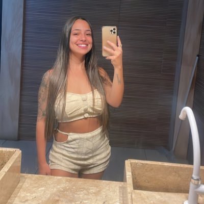 eunayazevedo's profile picture. • Rj,28, Mãe da Tetê ❣️ // ✨ “Viver é desenhar sem borracha”