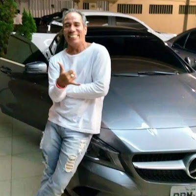 Músico, compositor, poeta, pintor, repórter, ativista político de direita.
