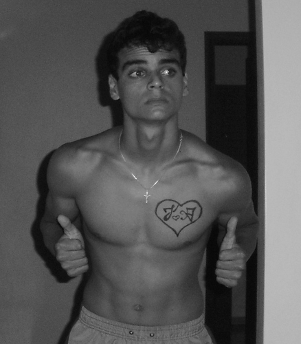melhor rir enquanto esta jovem pois quando fikar vélho não vai ter mais dentes pra isso ;)