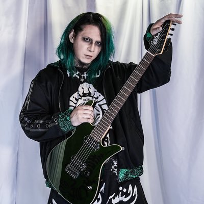 名古屋最南端にあるLivehouse『@-hill』で店長しながら『Yumerika*』でギターしばきながらカホンを叩く魔獣髭ロン毛です。