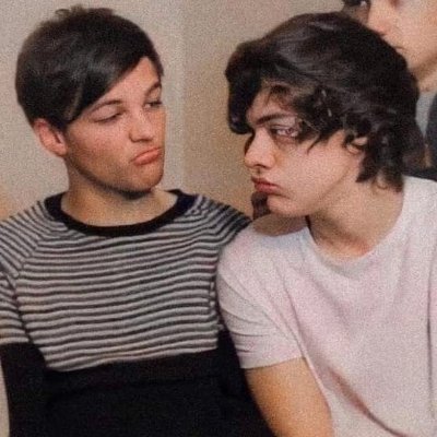 ubringmeh0me_'s profile picture. Fics, One Shots, AUs 🌻