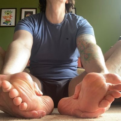 18+ only 🔞 Dominant foot master with Uk Size 10 feet/US Size 11. if you have any requests follow my link or if you like what you see feel free to tip me.