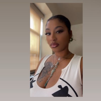 Lola_rhisingx's profile picture. Emotionally unavailable