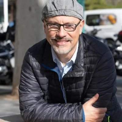 Veterinario, traductor, investigador y profesor de Universidad. La vida me ha llevado a servir a mis vecinos. Concejal de VOX en el Ayto de Zaragoza, mi ciudad.