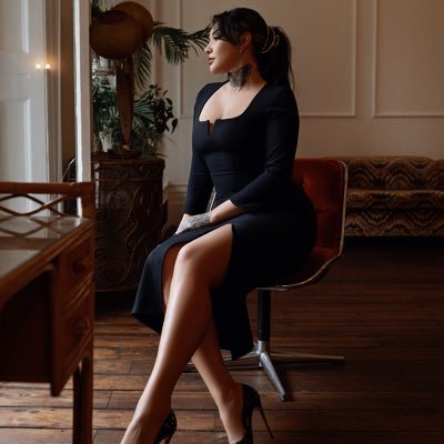 Canadian companion living in the UK | Foodie, Tatted, Cat lover, and pleasure enthusiast | London August 9-12